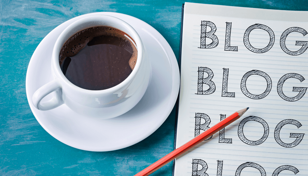 Blog - Kaffeetasse mit einem Schreiblock und Stift